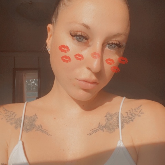 Meet your posher, Kayla. - Picture 1 of 1